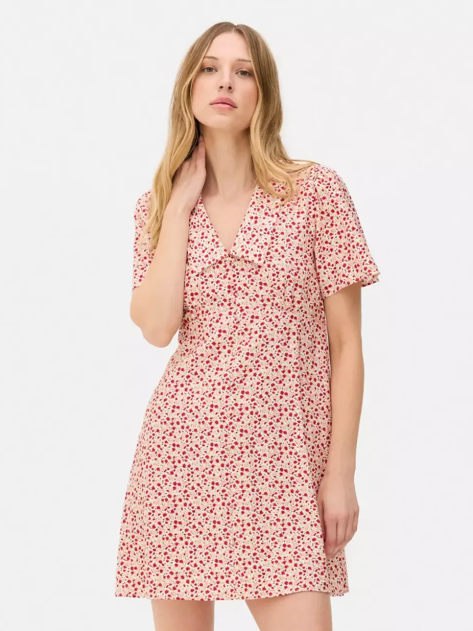 Minisukienka popołudniowa z kołnierzykiem na guzik