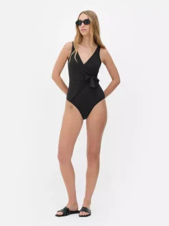 Modelujący strój kąpielowy o kroju kopertowym