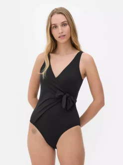 Modelujący strój kąpielowy o kroju kopertowym