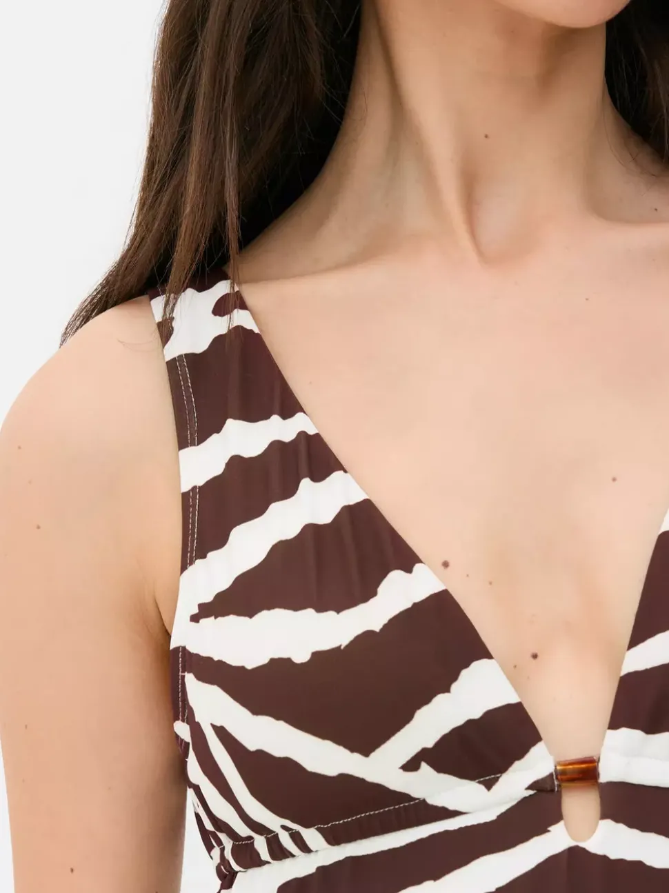 Modelujący strój kąpielowy z dekoltem w serek