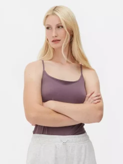 Modny rozciągliwy top na ramiączkach