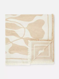 Narzuta z frędzlami z abstrakcyjnym wzorem w liście