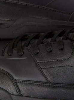 Niezbędne buty sportowe z wysoką cholewką