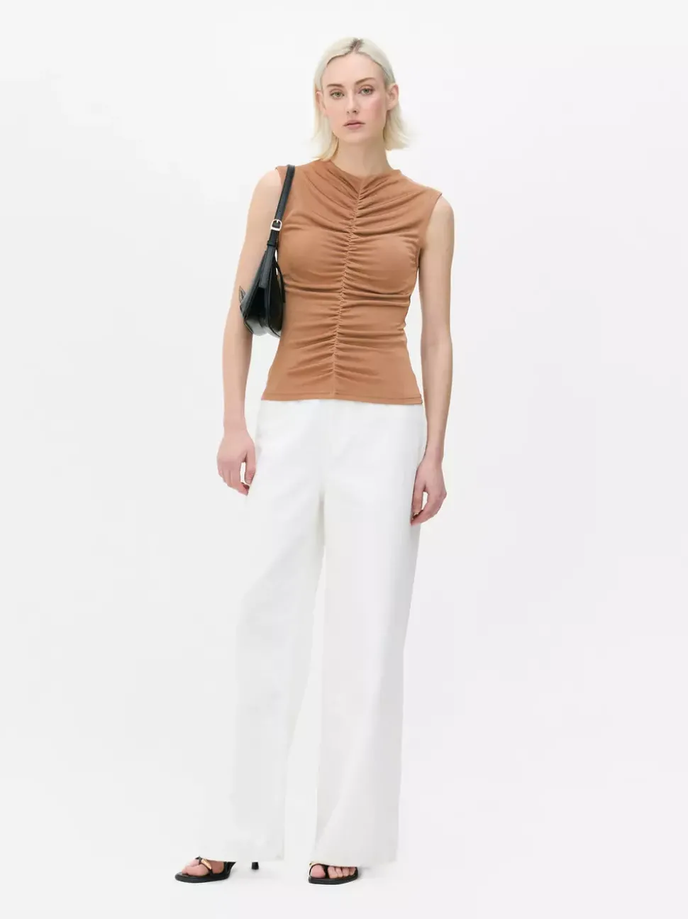 Obcisła koszulka bez rękawów z marszczeniami