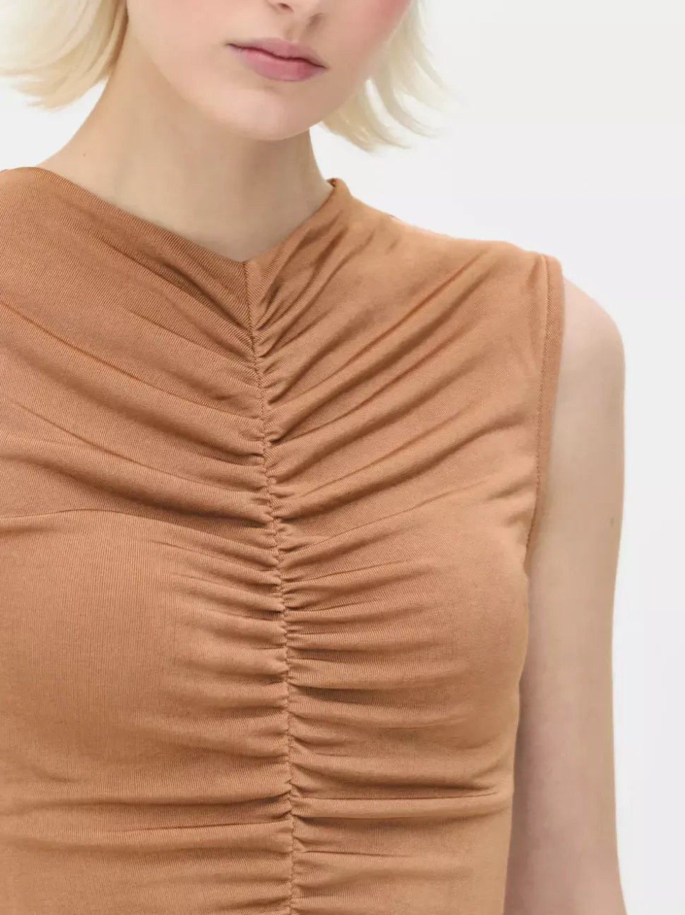 Obcisła koszulka bez rękawów z marszczeniami