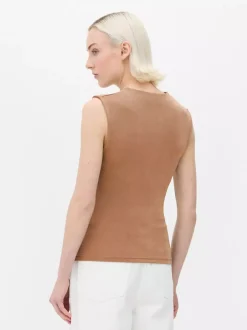 Obcisła koszulka bez rękawów z marszczeniami