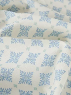 Obrus z kwiatowym motywem