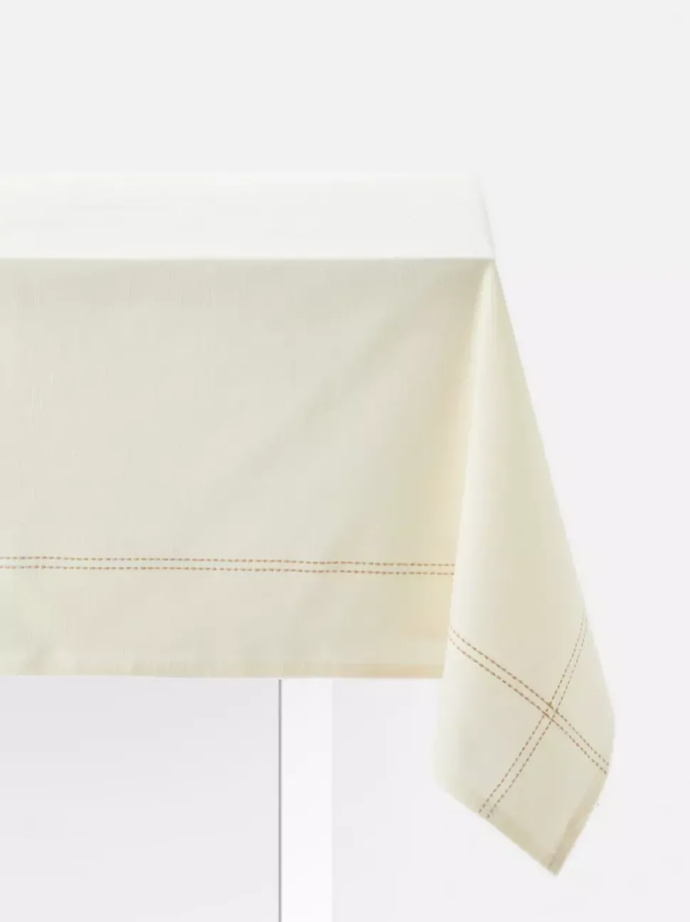 Obrus z przeszyciami w kontrastowych kolorach