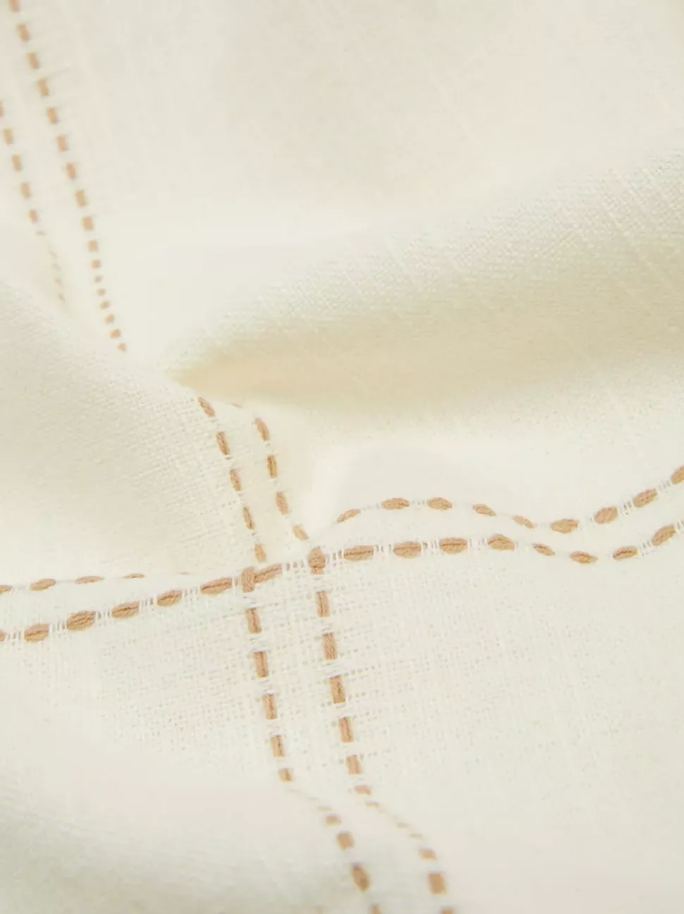 Obrus z przeszyciami w kontrastowych kolorach