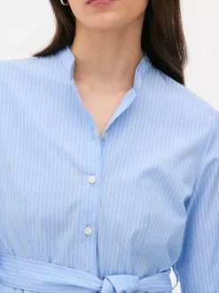 Pasiasta sukienka koszulowa z paskiem