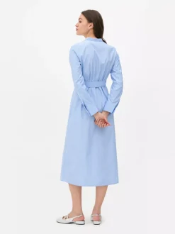 Pasiasta sukienka koszulowa z paskiem