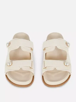 Płaskie sandały z perełkami