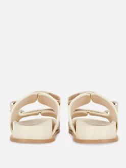 Płaskie sandały z perełkami