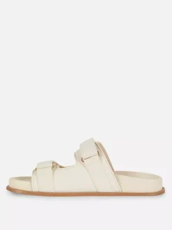 Płaskie sandały z perełkami