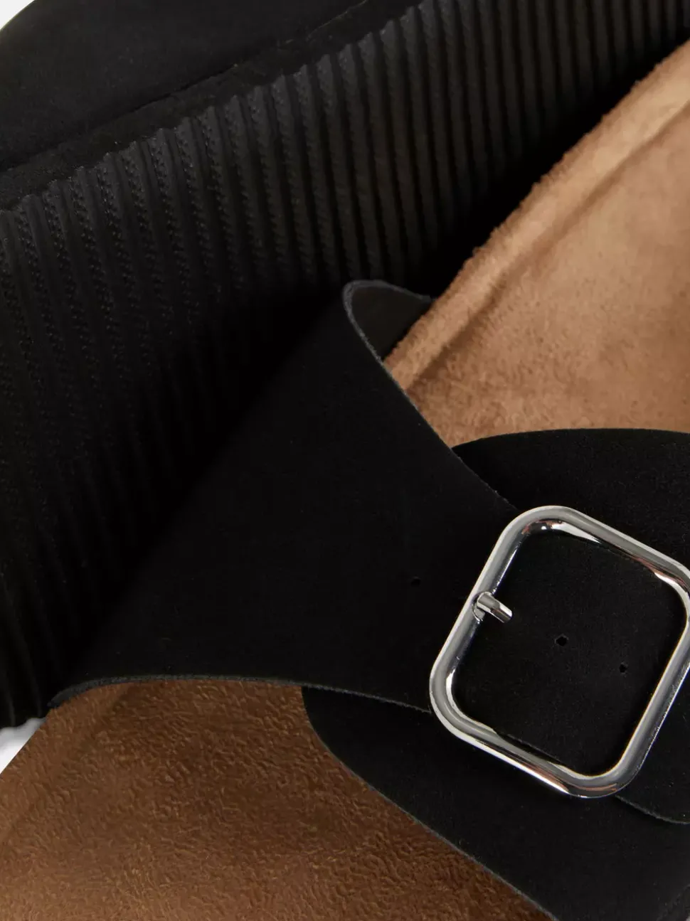 Płaskie sandały z pojedynczym paskiem