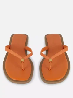 Płaskie sandały-japonki ze zdobieniem przy palcach