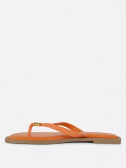 Płaskie sandały-japonki ze zdobieniem przy palcach