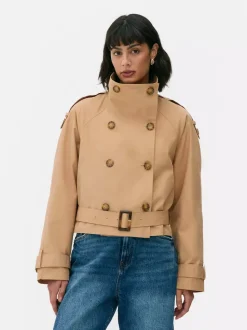 Płaszcz o skróconym kroju z paskiem