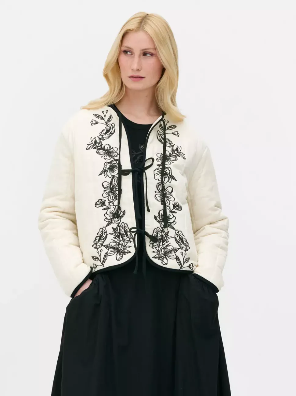 Pikowana kurtka z haftem