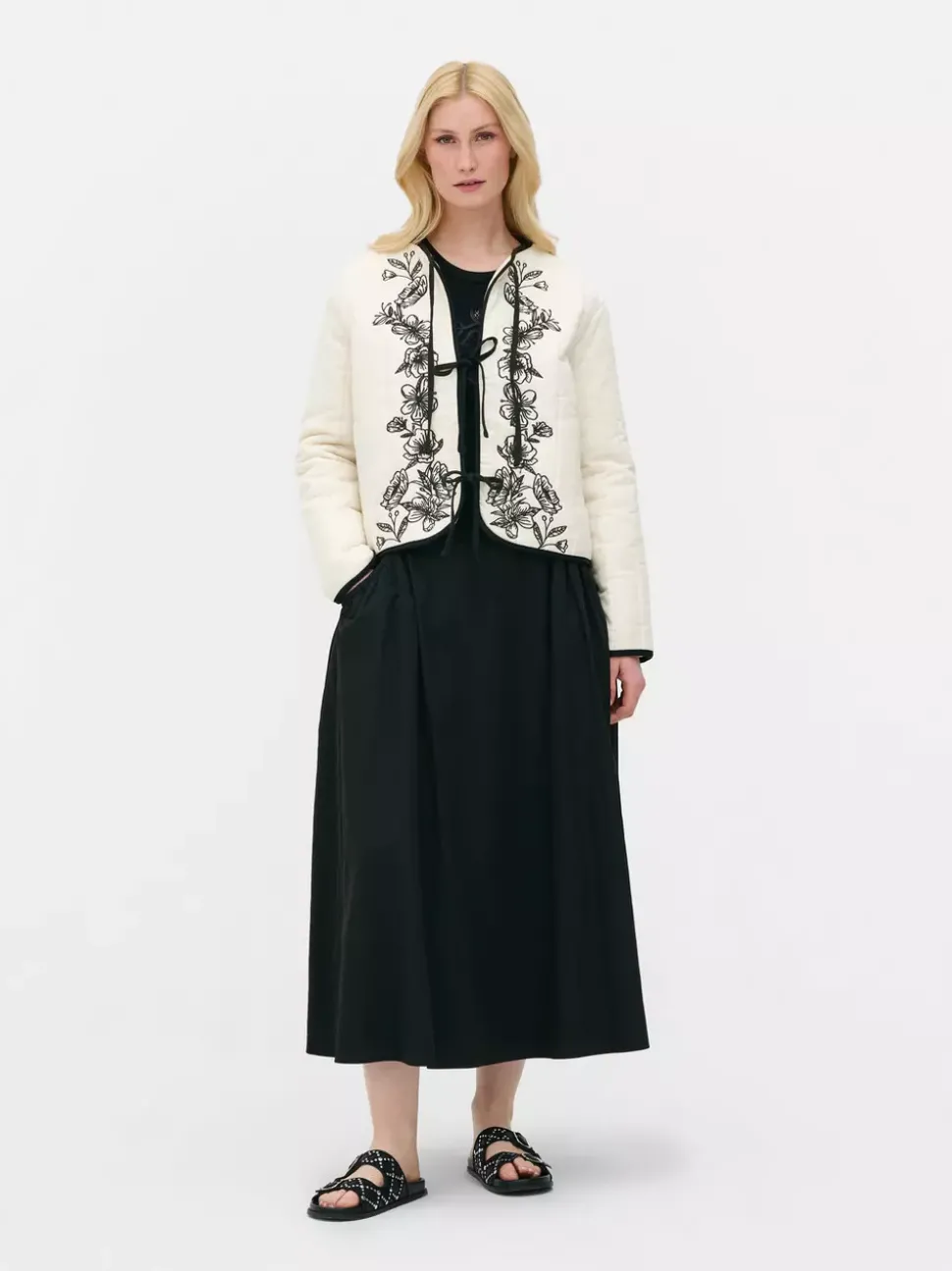 Pikowana kurtka z haftem