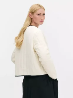 Pikowana kurtka z haftem