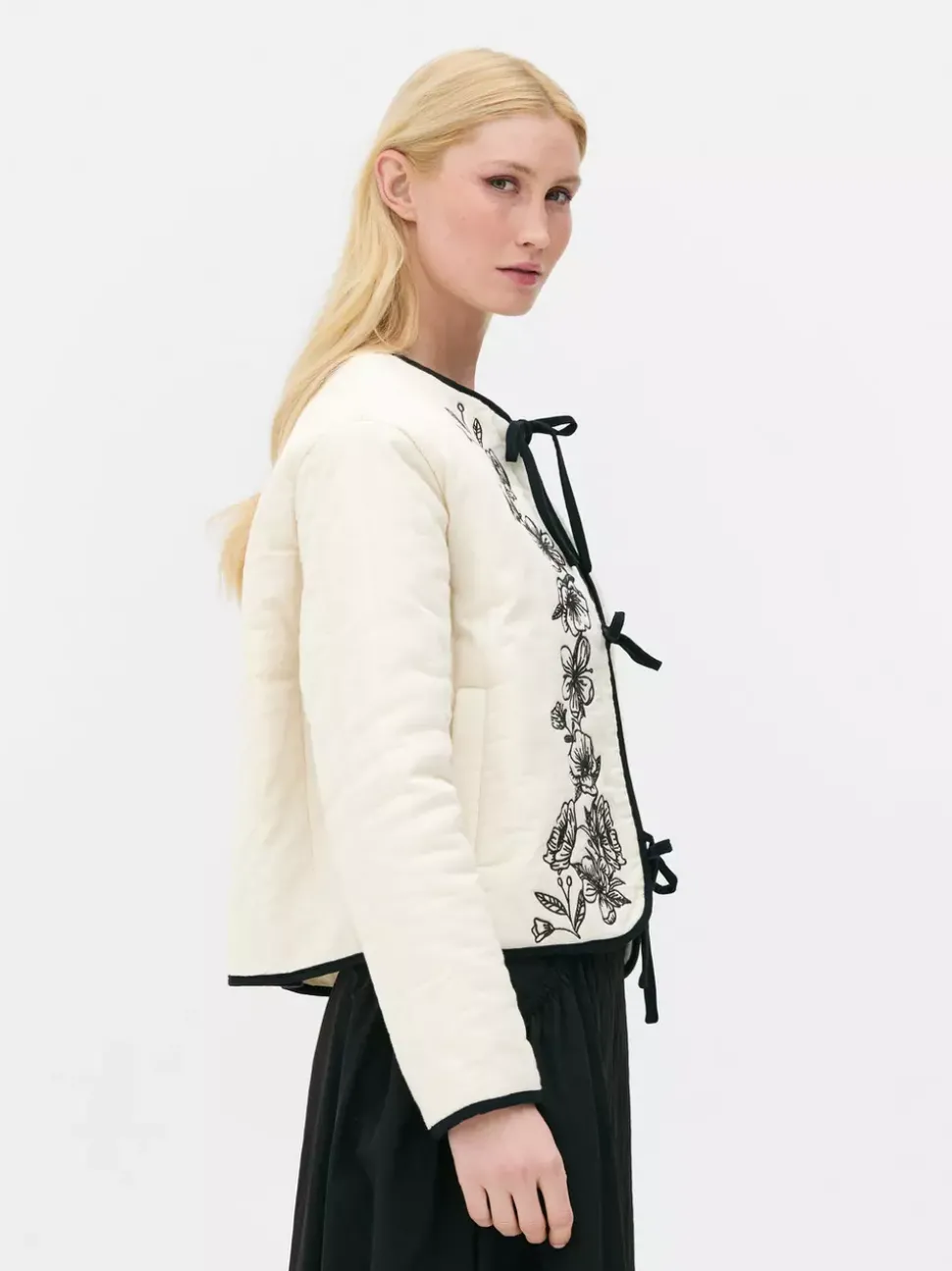 Pikowana kurtka z haftem