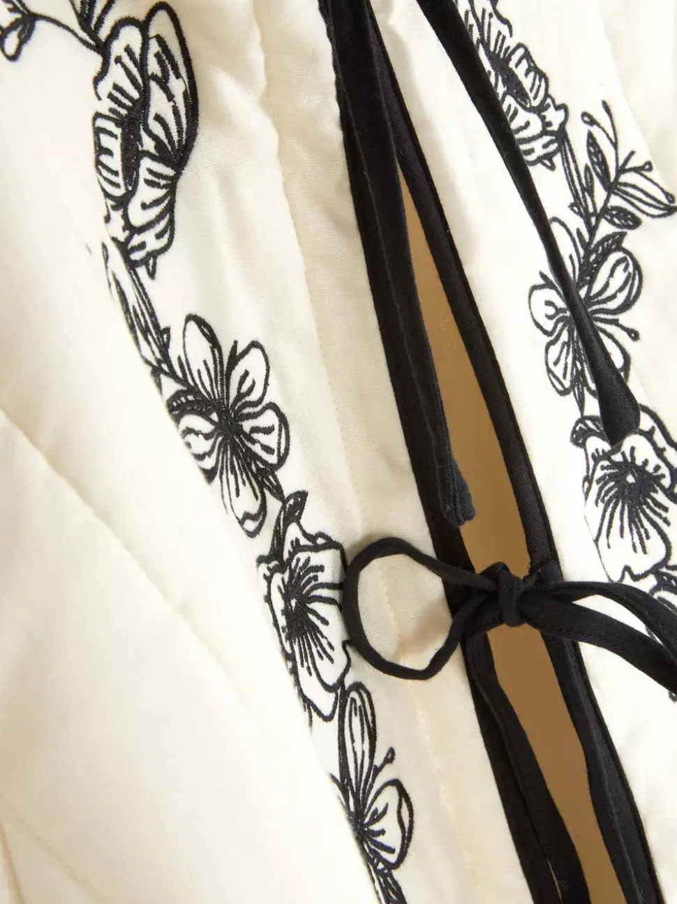 Pikowana kurtka z haftem