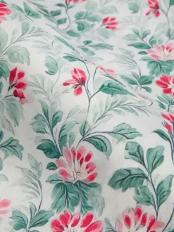 Plamoodporny obrus w kwiaty