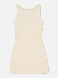 Podkreślająca sylwetkę sukienka mini z marszczeniami