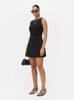 Podkreślająca sylwetkę sukienka mini z marszczeniami