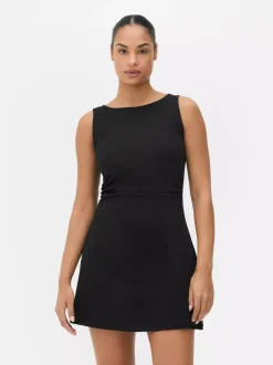 Podkreślająca sylwetkę sukienka mini z marszczeniami