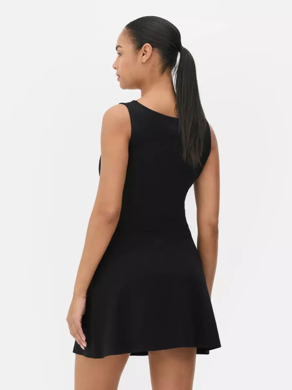 Podkreślająca sylwetkę sukienka mini z marszczeniami