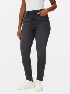 Podkreślające sylwetkę jeansy o kroju skinny