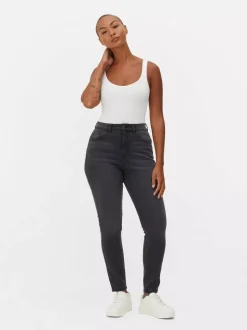 Podkreślające sylwetkę jeansy o kroju skinny