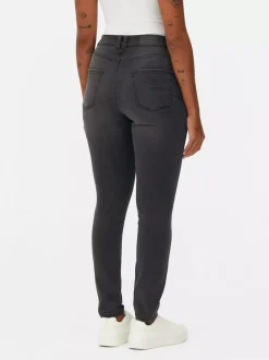 Podkreślające sylwetkę jeansy o kroju skinny