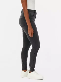 Podkreślające sylwetkę jeansy o kroju skinny