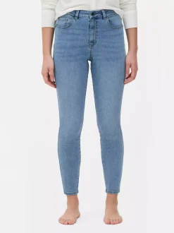 Podkreślające sylwetkę jeansy o kroju skinny