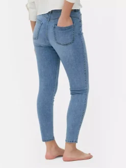 Podkreślające sylwetkę jeansy o kroju skinny