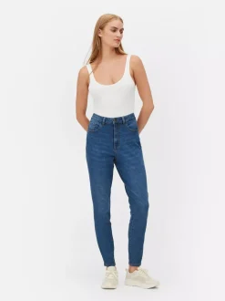 Podkreślające sylwetkę jeansy o kroju skinny