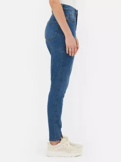 Podkreślające sylwetkę jeansy o kroju skinny