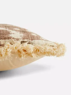 Poduszka z frędzlami i wzorem ikat