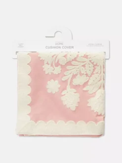 Poduszka z kwiatowym haftem w stonowanej kolorystyce