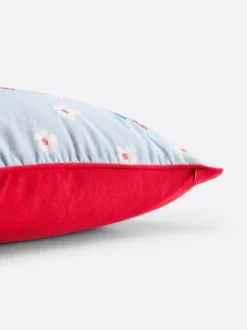 Poduszka ze wzorem w kwiaty i truskawki