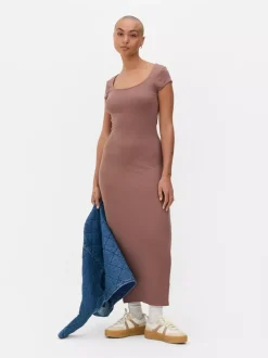 Prążkowana sukienka maxi o dopasowanym kroju