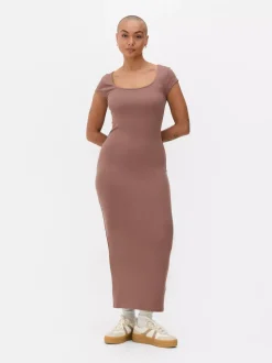 Prążkowana sukienka maxi o dopasowanym kroju