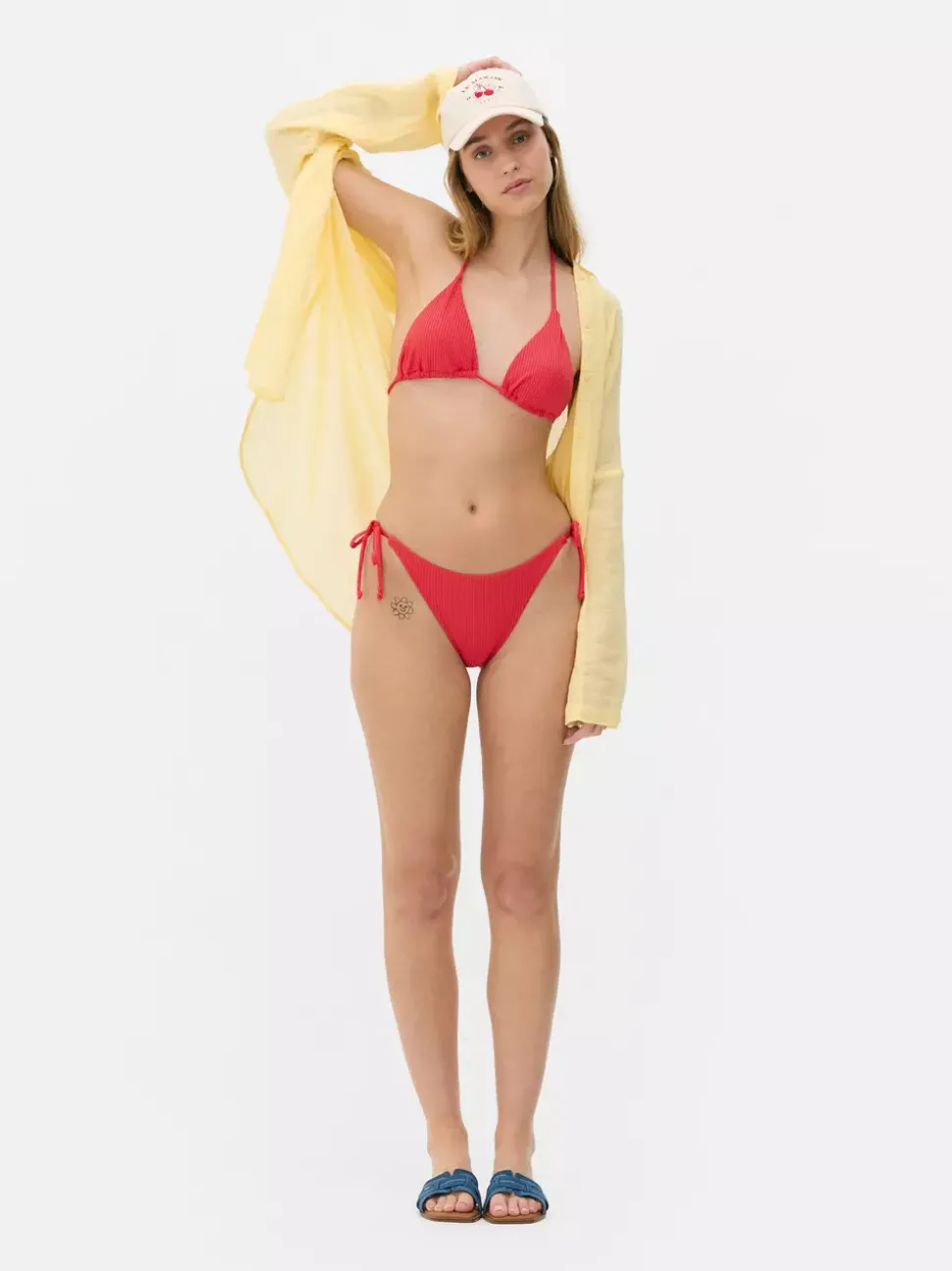 Prążkowany trójkątny dół od bikini