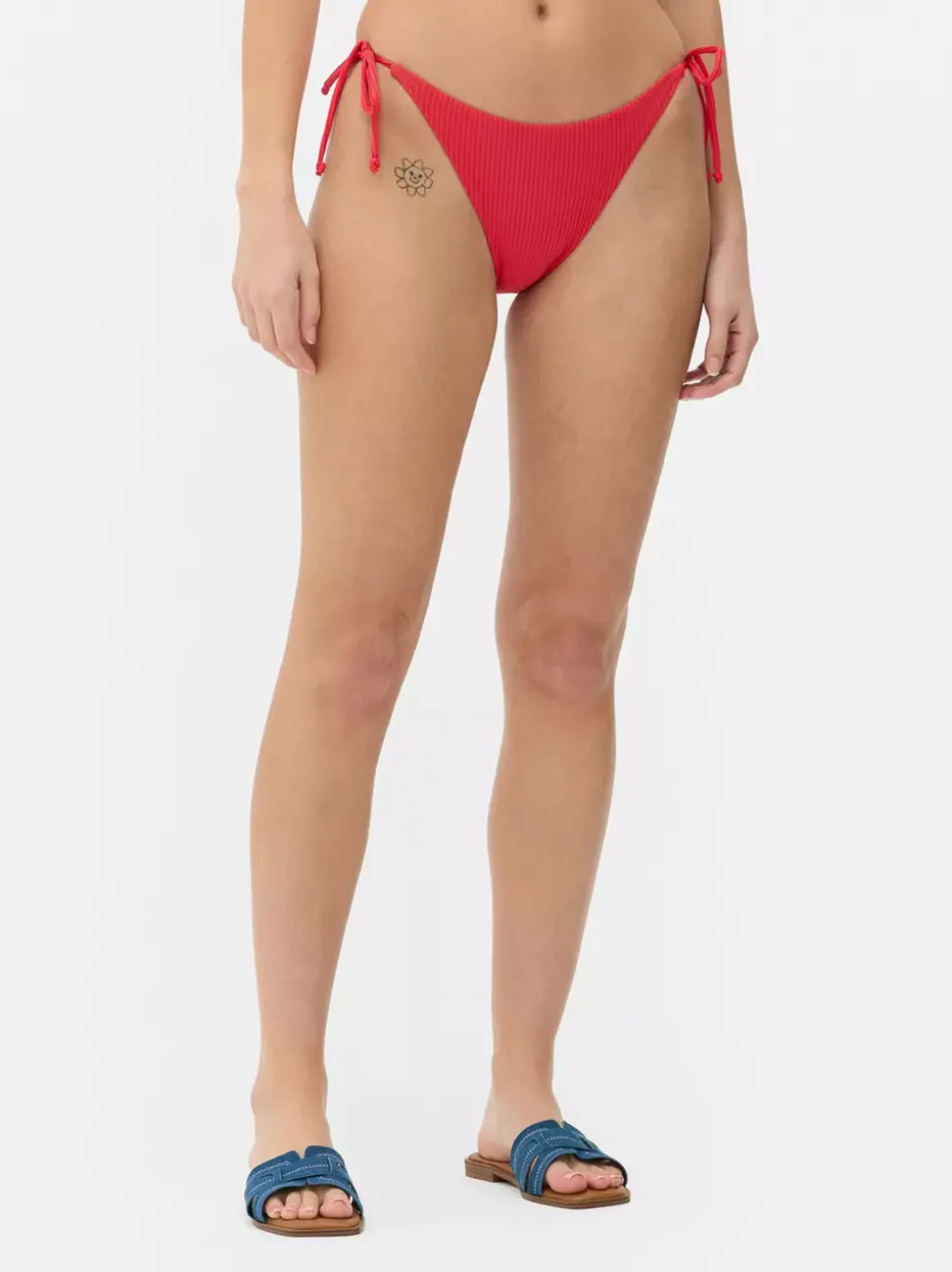 Prążkowany trójkątny dół od bikini