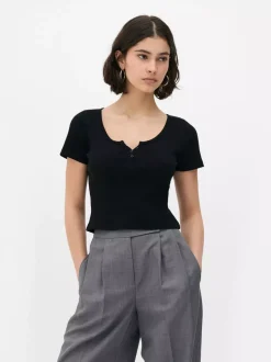 Prążkowany T-shirt typu henley