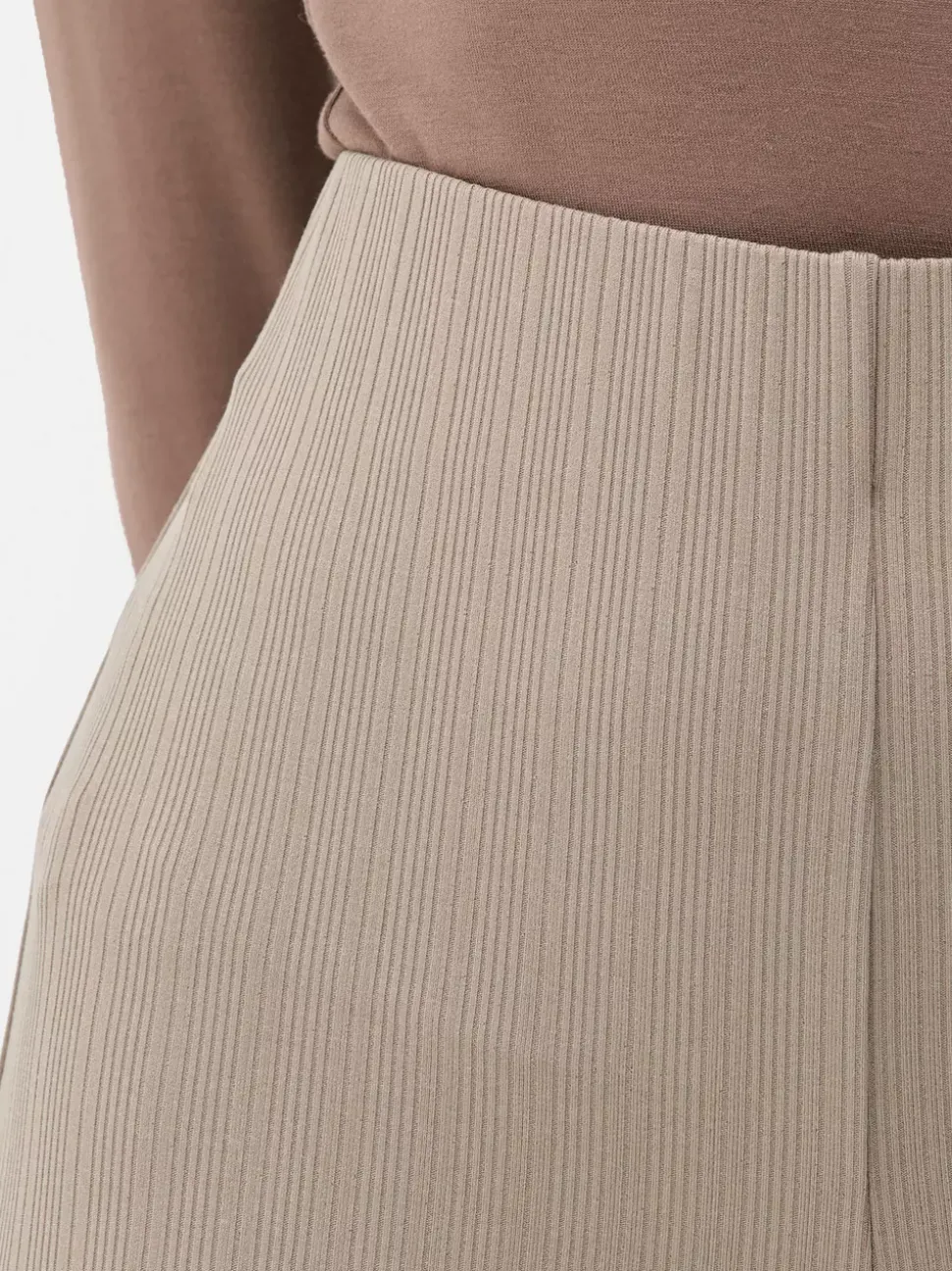 Proste legginsy w prążki z marszczeniami