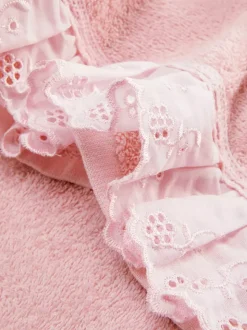 Ręcznik do rąk wykończony haftem angielskim